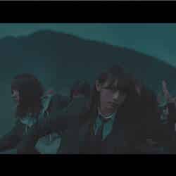 欅坂46「避雷針」MVより（写真提供：ソニー・ミュージックレーベルズ）