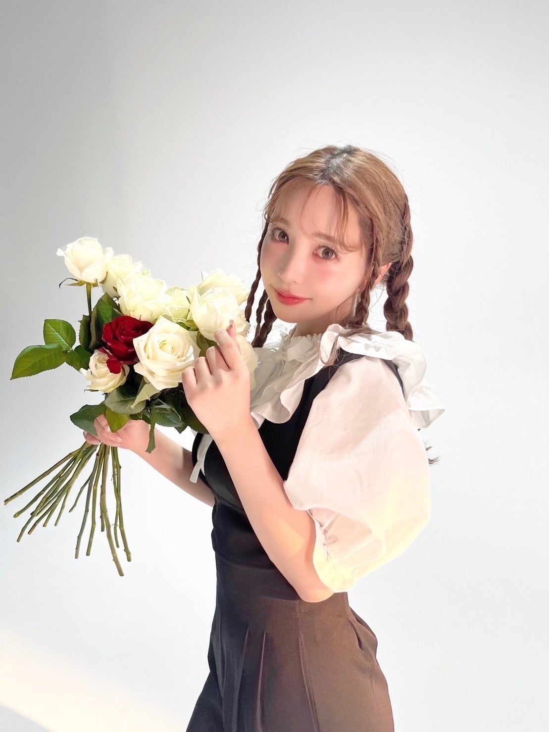 三上悠亜「PECHE006」－夕暮れに咲く花：オフショット（提供写真）