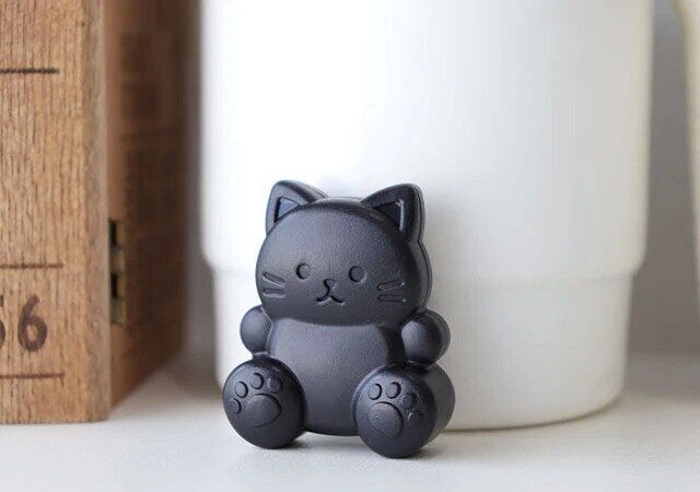 ダイソーのおすわりミニカッターのねこ