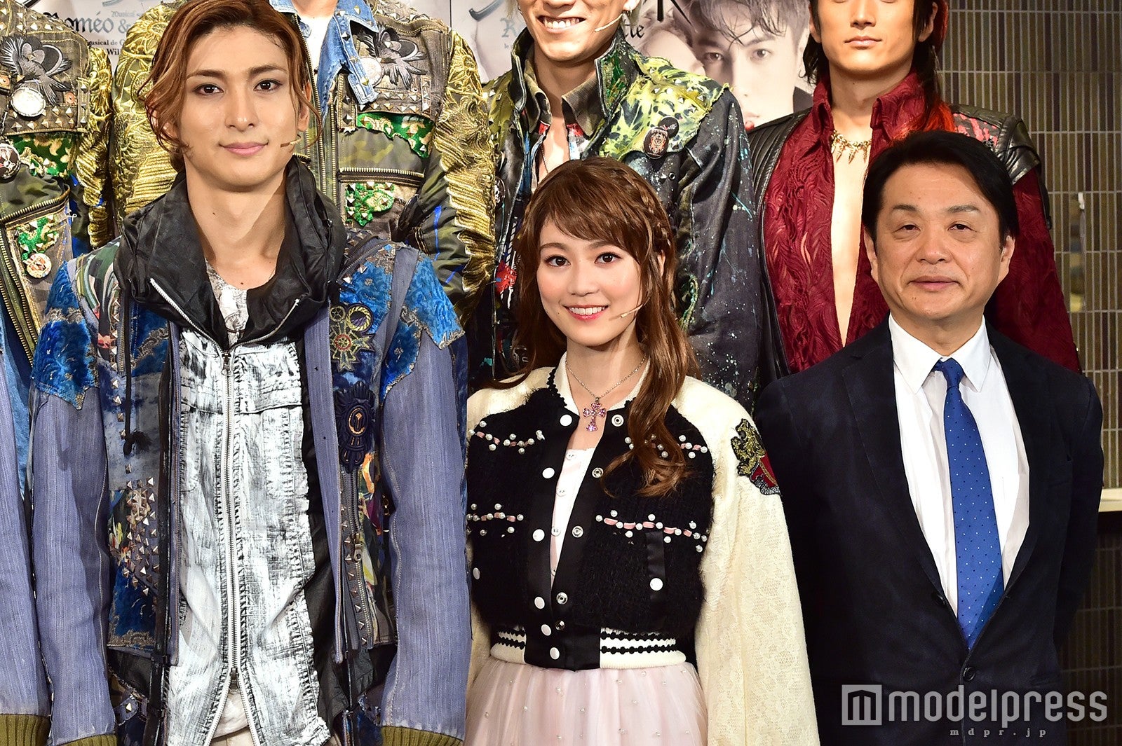 左から：古川雄大、生田絵梨花、小池修一郎氏（C）モデルプレス