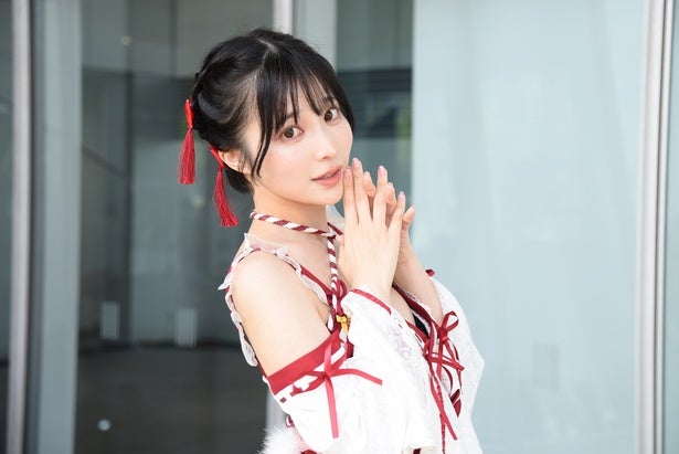 天川星夏、魅力あふれる巫女コスプレを披露「パーツを付け足して“お祭り感”を演出してみました」＜ニコニコ超会議＞ - モデルプレス