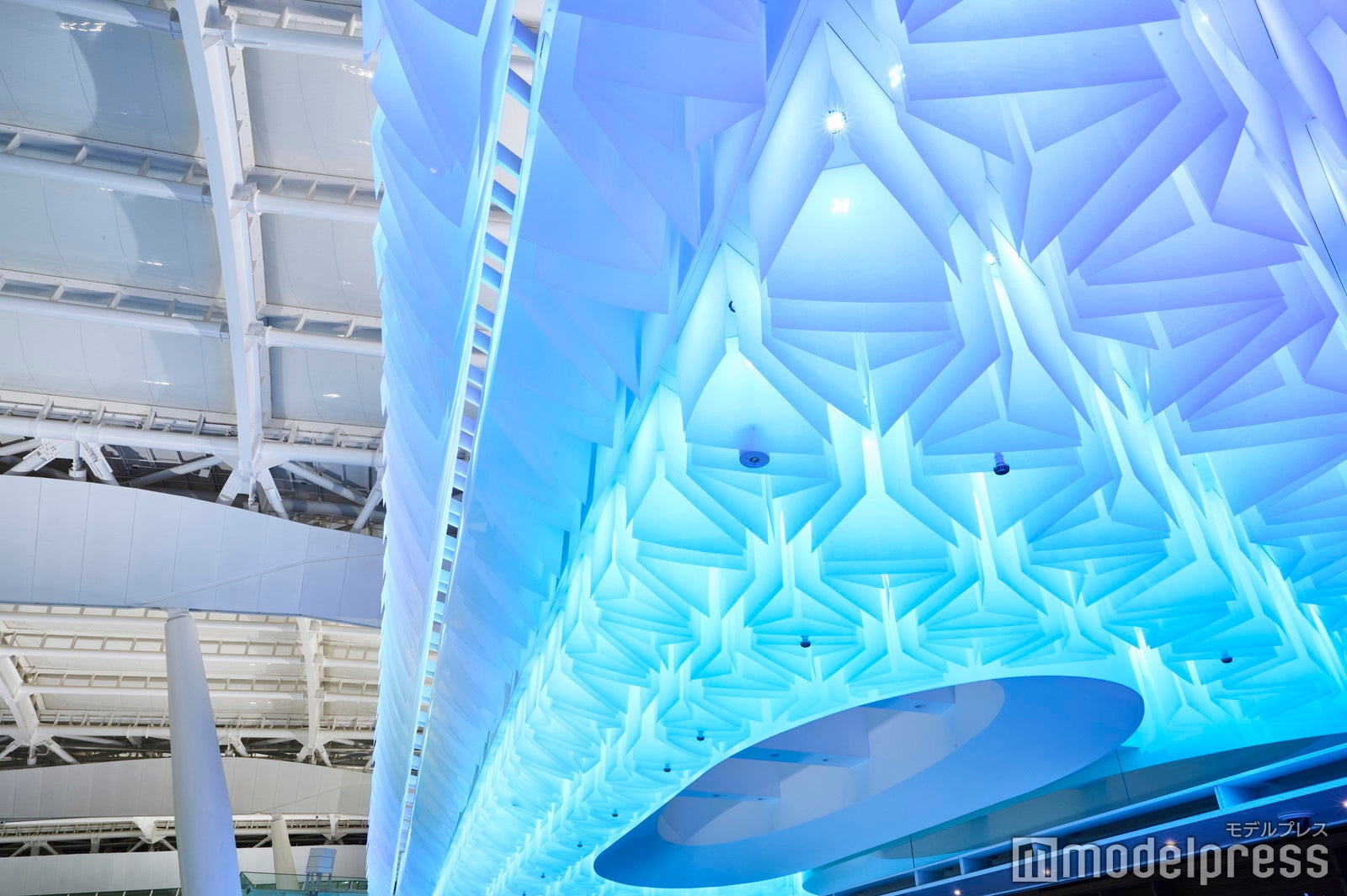 呼吸するかのようにライティングが点滅（C）モデルプレス