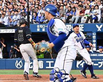 DeNA・東 まさかの暴投で先制点献上 2死二、三塁で投手のエスピノーザに対する初球がワンバウンド