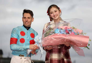 「頭身どうなってんの？？」阪神競馬場降臨のすらり長身美女にSNS騒然「表彰式で一番背が高い」「異彩放ってたな」