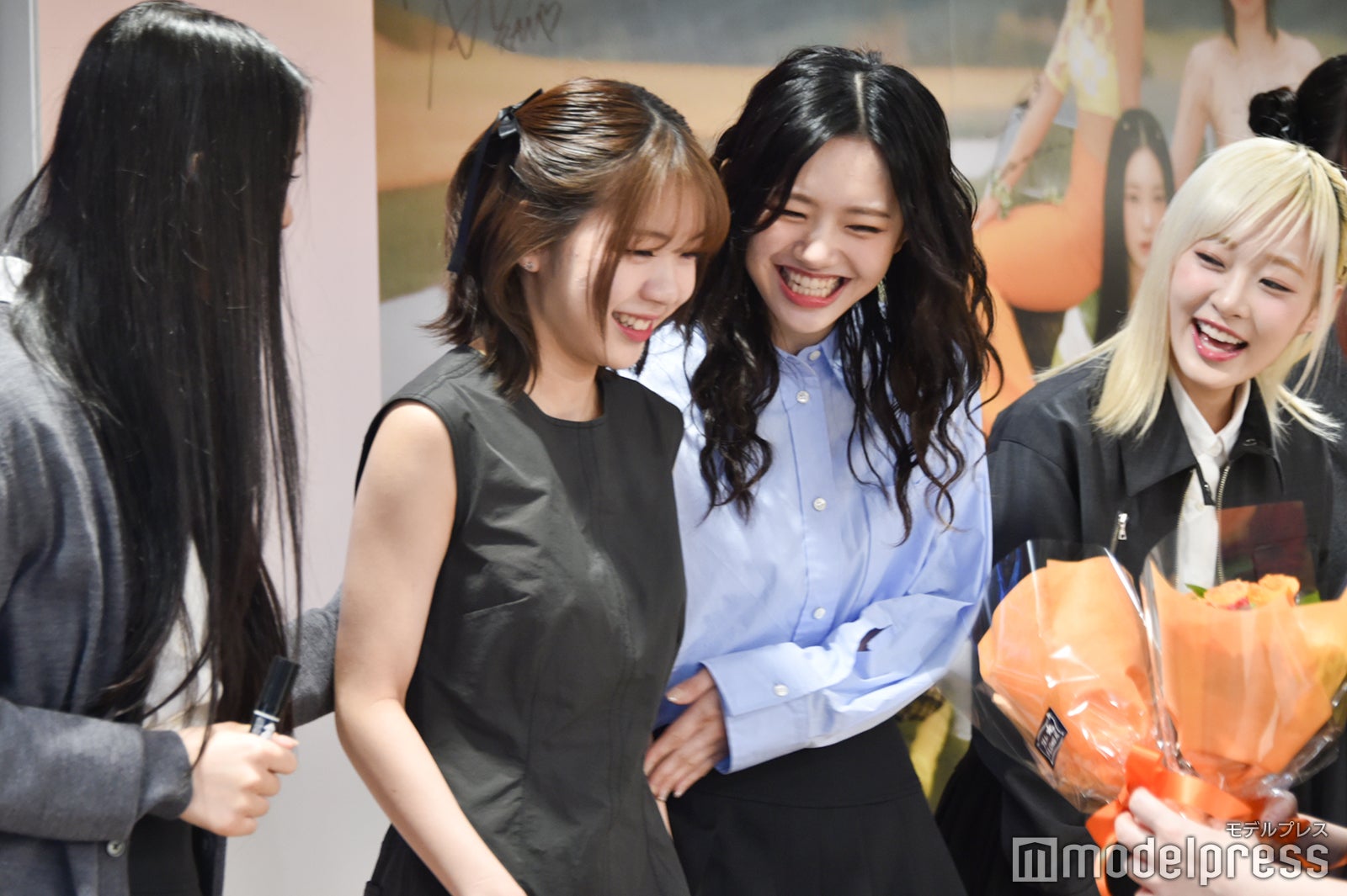 花束を受け取って喜ぶMIU（櫻井美羽）、TSUZUMI（海老原鼓）、COCORO（加藤心）、SHIZUKU（飯田栞月）（C）モデルプレス