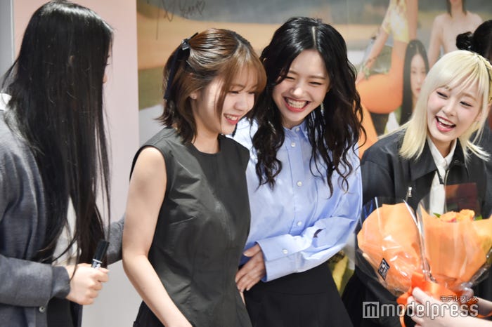 花束を受け取って喜ぶMIU(櫻井美羽)、TSUZUMI(海老原鼓)、COCORO(加藤心)、SHIZUKU(飯田栞月)(C)モデルプレス