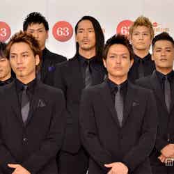 「第63回NHK紅白歌合戦」に出演する三代目 J Soul Brothers（1列目左から：登坂広臣、今市隆二　2列目左から：NAOTO、NAOKI、ELLY　3列目左から：山下健二郎、岩田剛典）