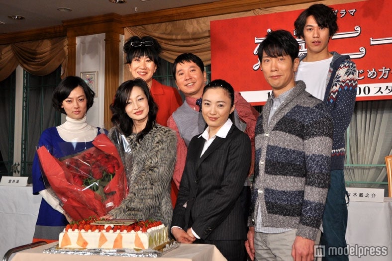 39歳のバースデーを祝福されるりょう（中央）
