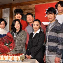 39歳のバースデーを祝福されるりょう(中央)