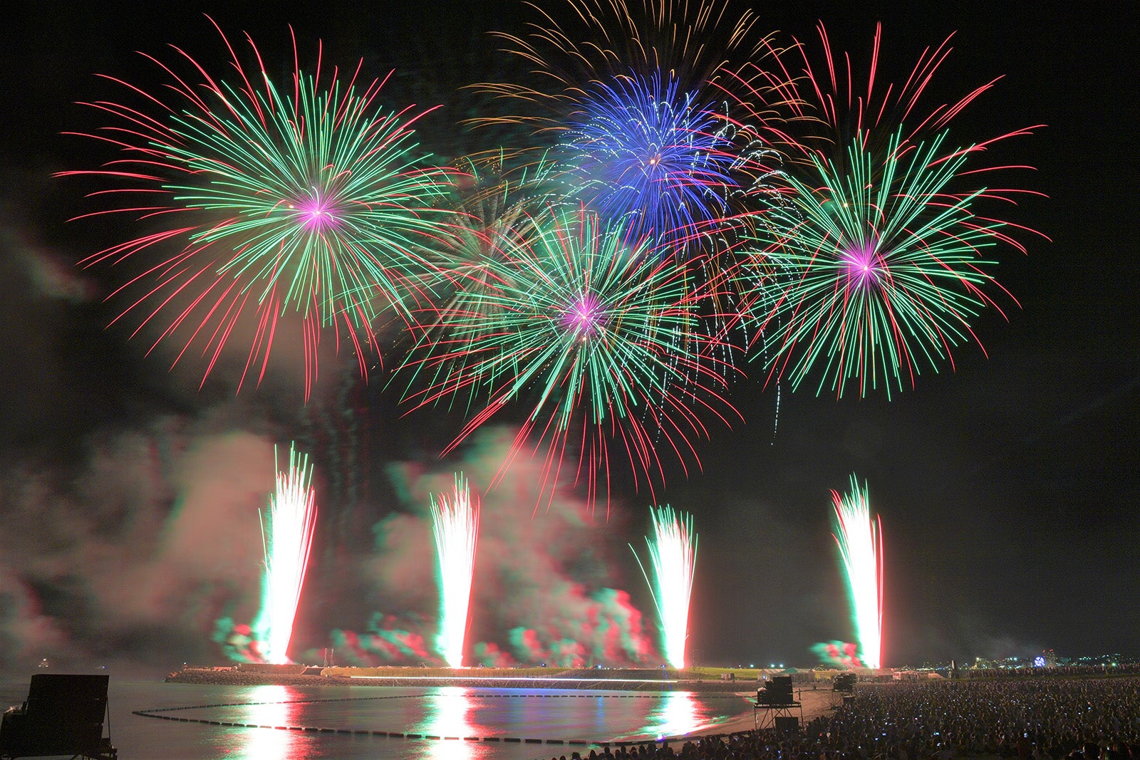 昨年の『WE ◆ NAMIE HANABI SHOW』（C）沖縄タイムス社