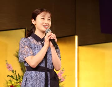橋本環奈 港区「二十歳のつどい」にサプライズ登場 新成人から大歓声 自身は「成人式出たことがなかった」