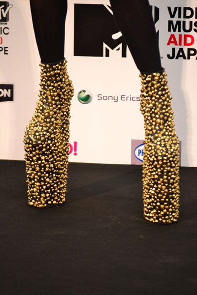 20cmはあろうかという厚底ブーツ。金色のスタッズが全体に施されている（「MTV VIDEO MUSIC AID JAPAN」記者会見より）