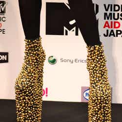 20cmはあろうかという厚底ブーツ。金色のスタッズが全体に施されている(「MTV VIDEO MUSIC AID JAPAN」記者会見より)
