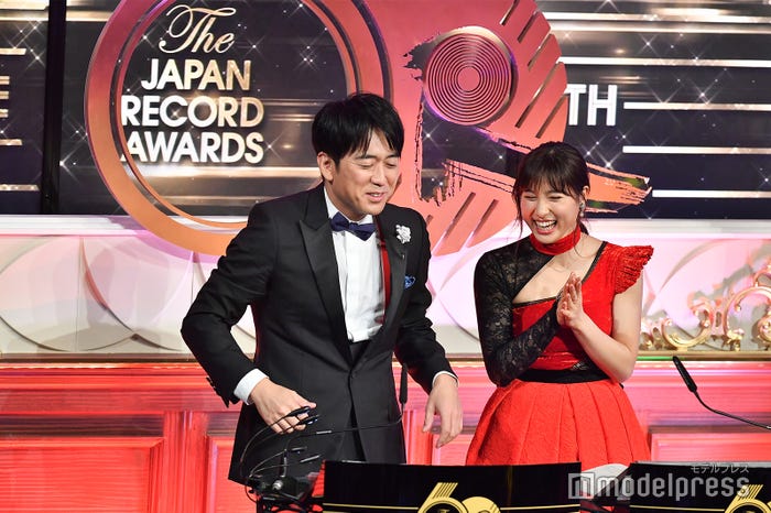 Wink「淋しい熱帯魚」サビ“完コピ”を成功させて笑顔の安住紳一郎アナウンサー、土屋太鳳 (C)モデルプレス