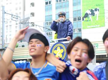 【W杯】日本劇的ドローで渋谷交差点は優勝ムード ファンが何度も大合唱とハイタッチ 約30分で警察官から強制終了「踊り散らかしました」