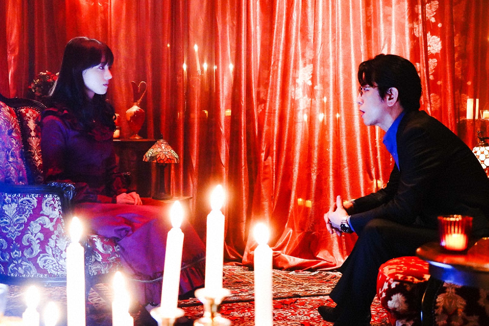 清原果耶、及川光博 「霊媒探偵・城塚翡翠」第4話より（C）日本テレビ