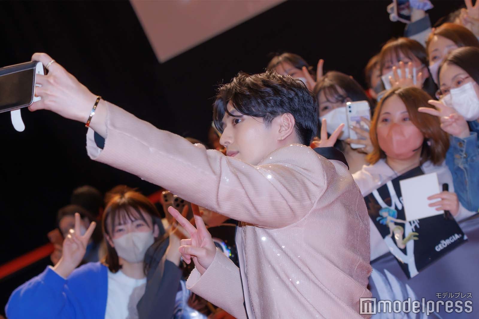 ファンと撮影する新田真剣佑（C）モデルプレス