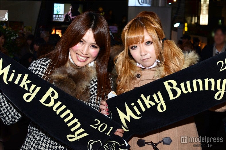 会場で友達になったという（左から）じゅーたんさん、まいさん