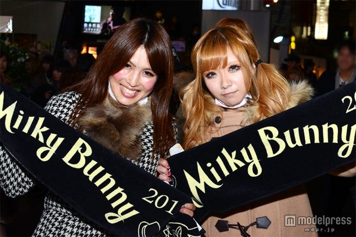 会場で友達になったという(左から)じゅーたんさん、まいさん
