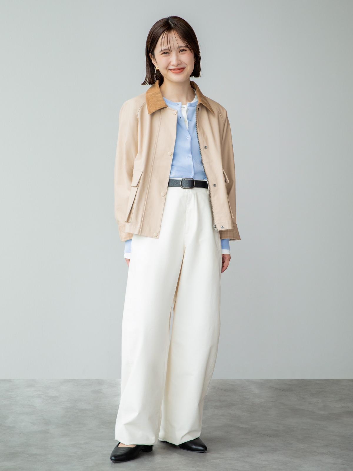 ベージュ＆白で春らしい爽やかな着こなしに　出典：StyleHint