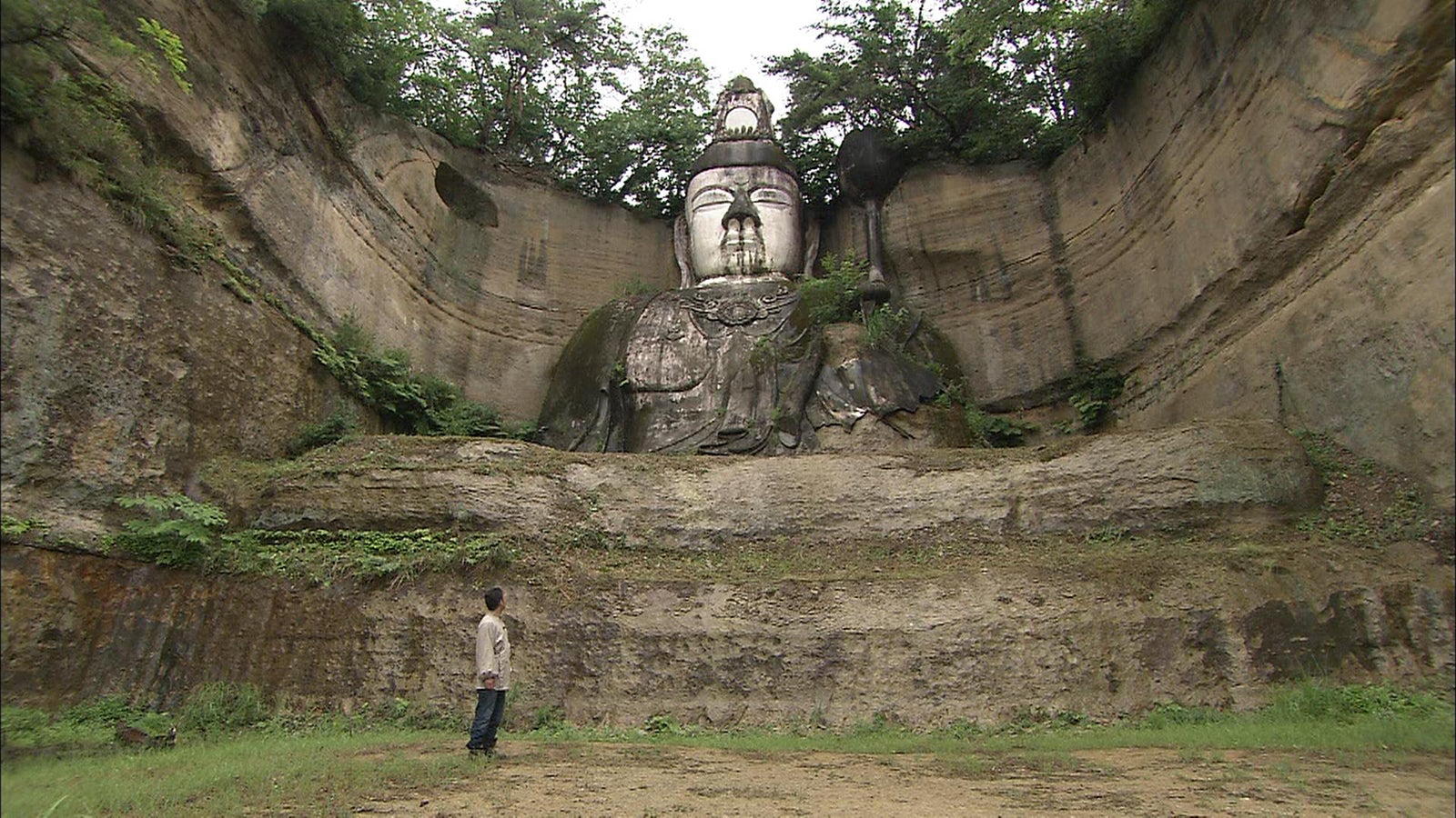 崖に出現した巨大仏（福島） （C）テレビ朝日