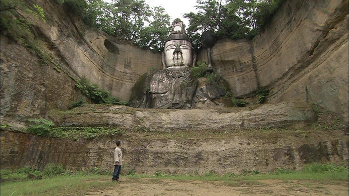 崖に出現した巨大仏(福島) (C)テレビ朝日