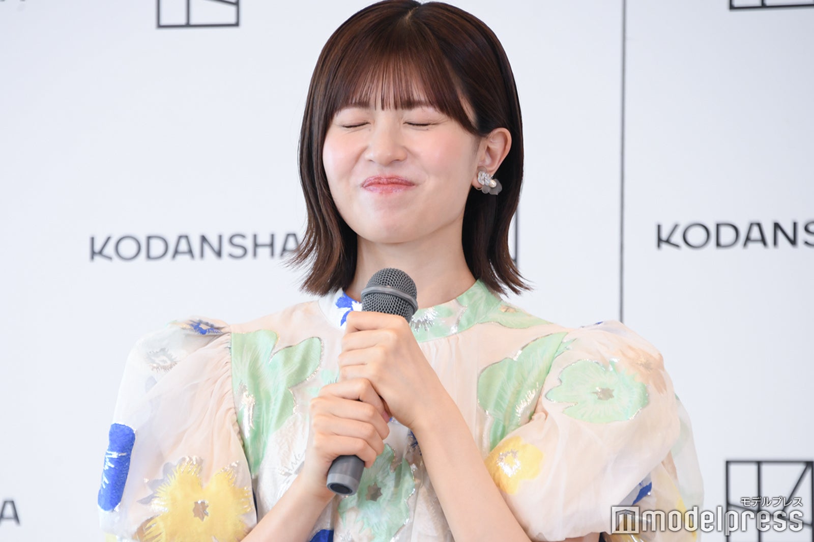 “写真集の点数は？”の質問に「びっくりぎょうてん（びっくり仰天）」と答え、照れる松田好花（C）モデルプレス