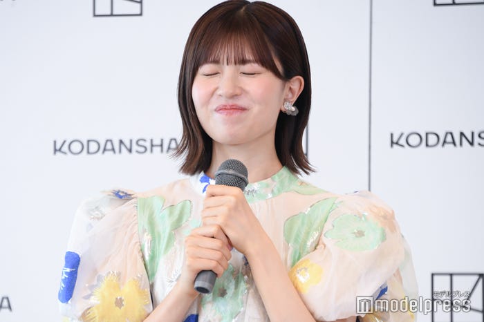 “写真集の点数は?”の質問に「びっくりぎょうてん(びっくり仰天)」と答え、照れる松田好花(C)モデルプレス