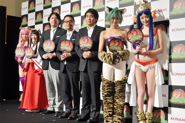 左から：衛藤美彩、綾乃美花、KONAMI早川秀樹エグゼクティブプロデューサー、KONAMI上原和彦執行役員、週刊少年マガジン森田浩章編集長、秋月三佳、朝倉由舞