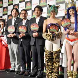 左から:衛藤美彩、綾乃美花、KONAMI早川秀樹エグゼクティブプロデューサー、KONAMI上原和彦執行役員、週刊少年マガジン森田浩章編集長、秋月三佳、朝倉由舞