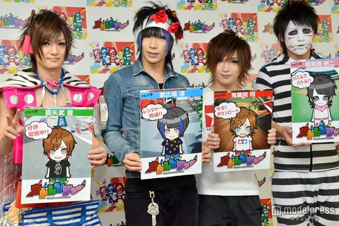 カプコンの音楽ゲームアプリ「オトレンジャー」と正式コラボしたゴールデンボンバー(左から)喜屋武豊、歌広場淳、鬼龍院翔、樽美酒研二