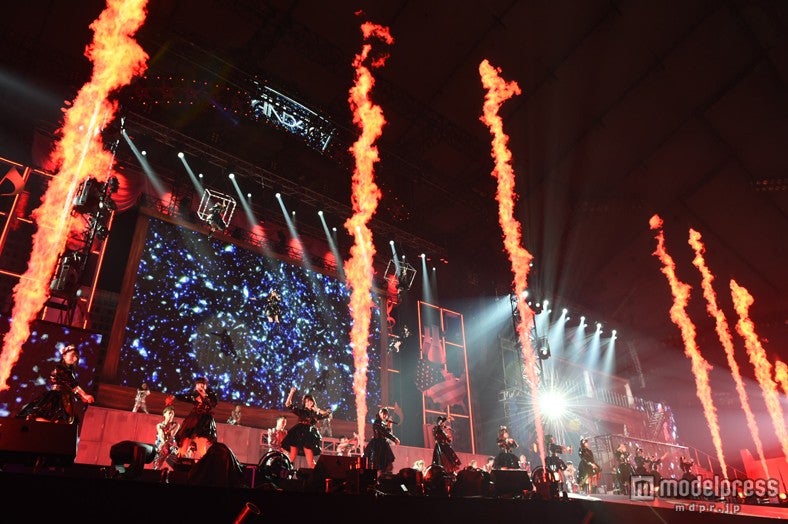 「Beginner」では炎を使った、豪華な演出も（C)AKS