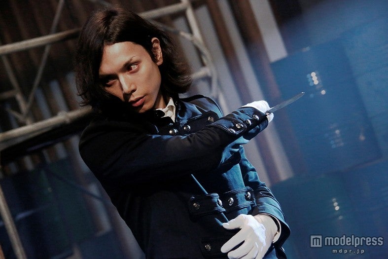 アクションシーンを華麗に演じる水嶋ヒロ（c）2014 枢やな／スクウェアエニックス　（c）2014 映画「黒執事」製作委員会