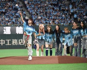 「ど真ん中ストライクすぎて凄すぎ」東京D降臨の人気グループメンバーが衝撃投球 圧巻ノーバンに騒然「投球うますぎるだろ笑」「運動神経すごい」