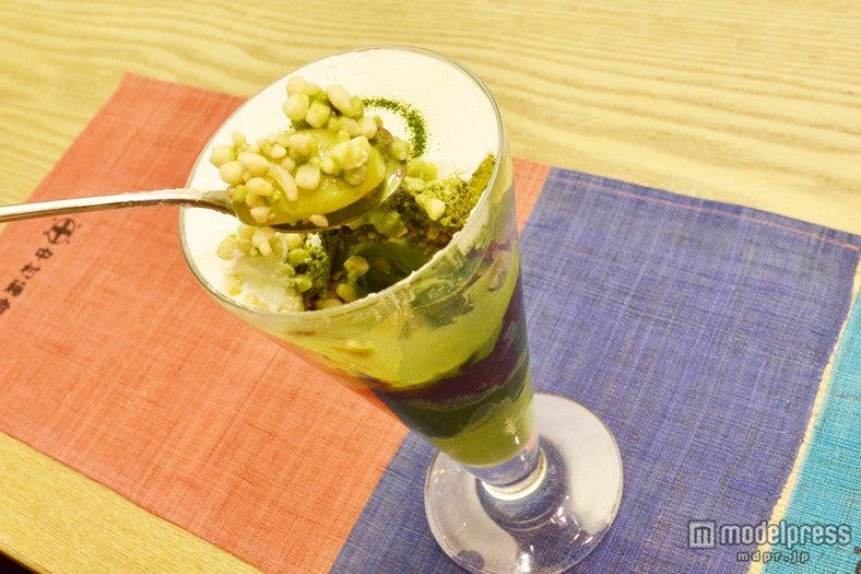 ポン菓子の食感が楽しい「まるとパフェ」1，001円