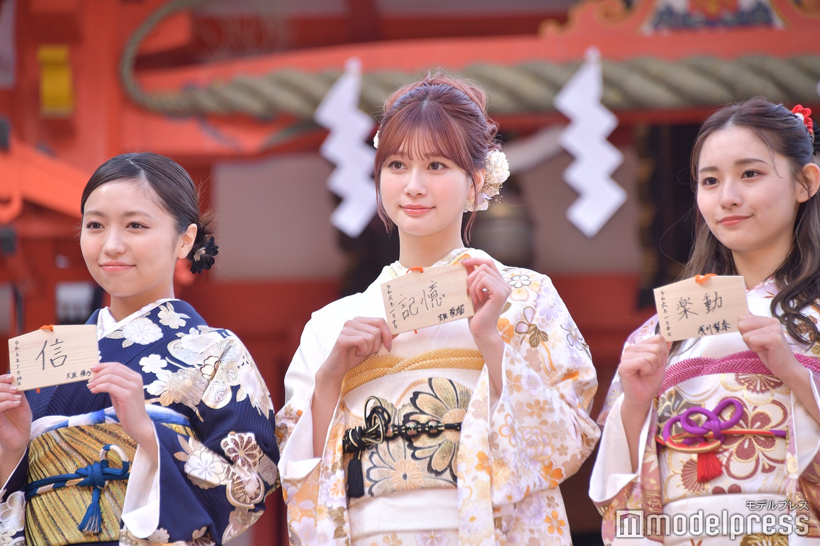 （左から）大原優乃、生見愛瑠、浅川梨奈（C）モデルプレス