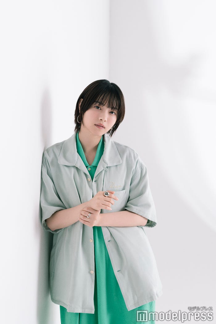 西野七瀬(C)モデルプレス  <衣装クレジット>ワンピース BRAND:WMV/シャツ BRAND:visvim/ピアス・リング BRAND:e.m.