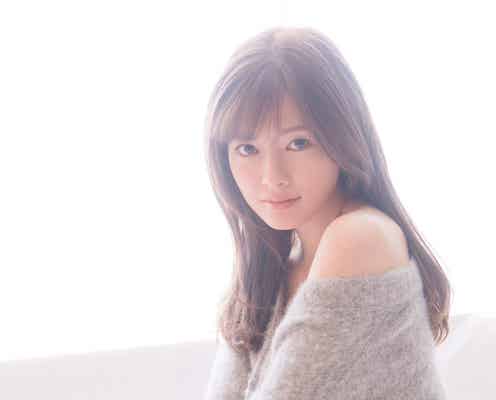 乃木坂46白石麻衣、ゆるニットでヘルシー美脚&美肌披露
