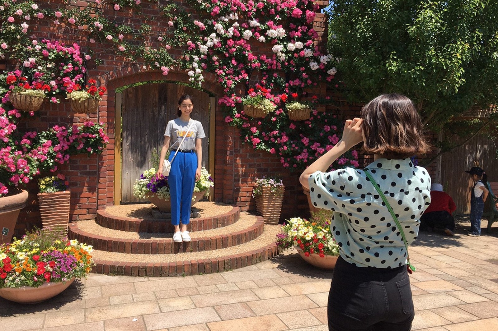 （左から）新木優子、emma（C）TBS