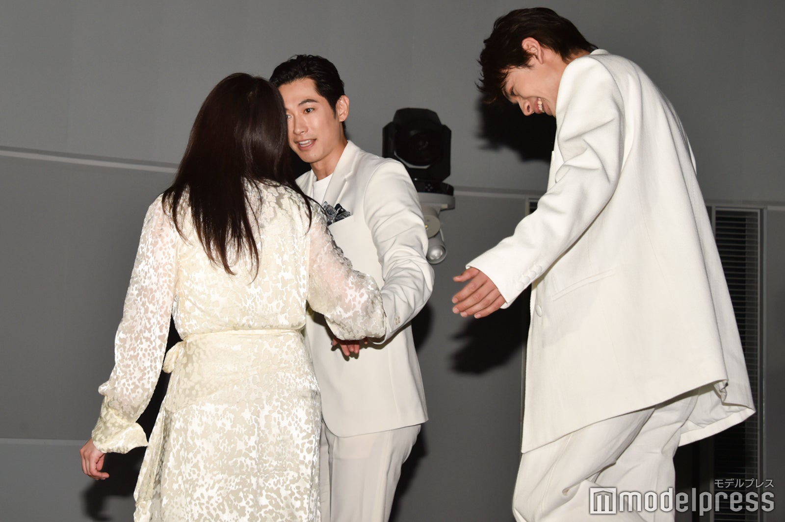 降壇時、ディーン・フジオカにエスコートされて笑う吉高由里子、北村匠海 （C）モデルプレス