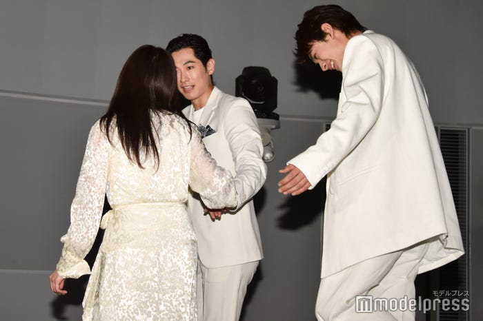 降壇時、ディーン・フジオカにエスコートされて笑う吉高由里子、北村匠海 (C)モデルプレス