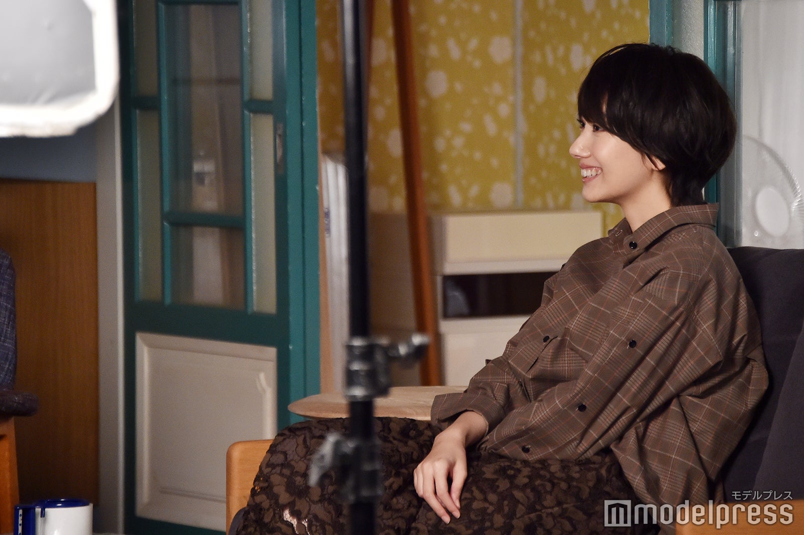 ソファでくつろぐ波瑠（C）モデルプレス