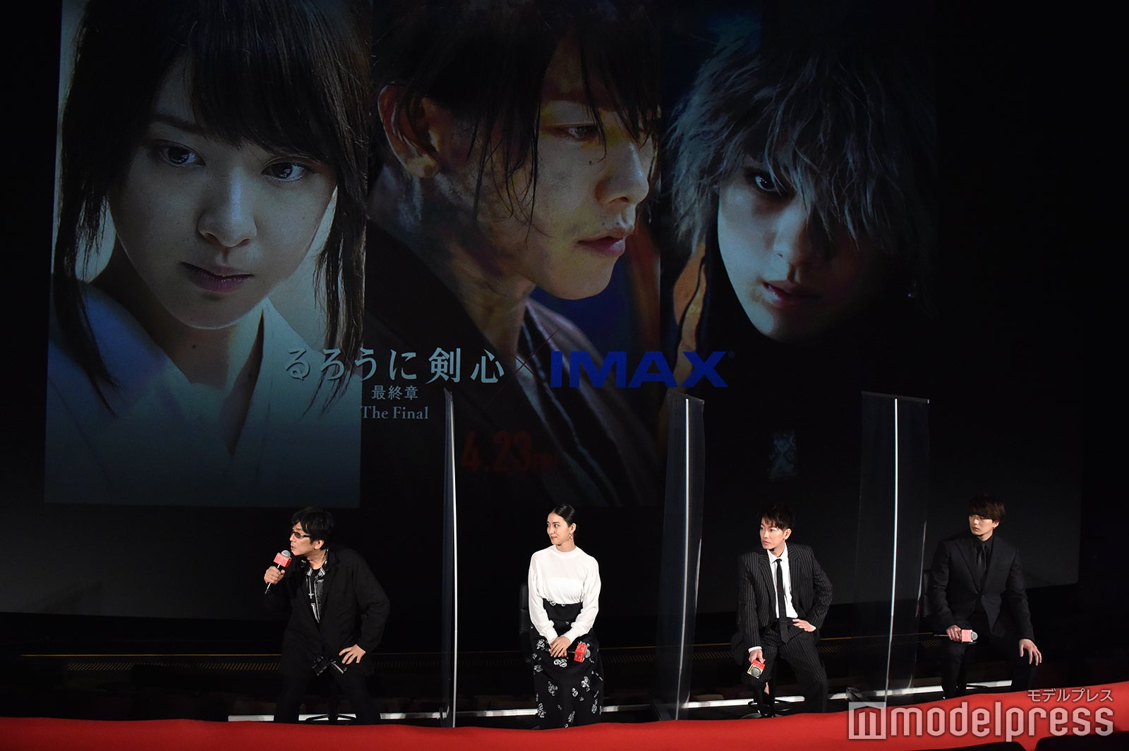 左から：大友啓史監督、武井咲、佐藤健、新田真剣佑 （C）モデルプレス