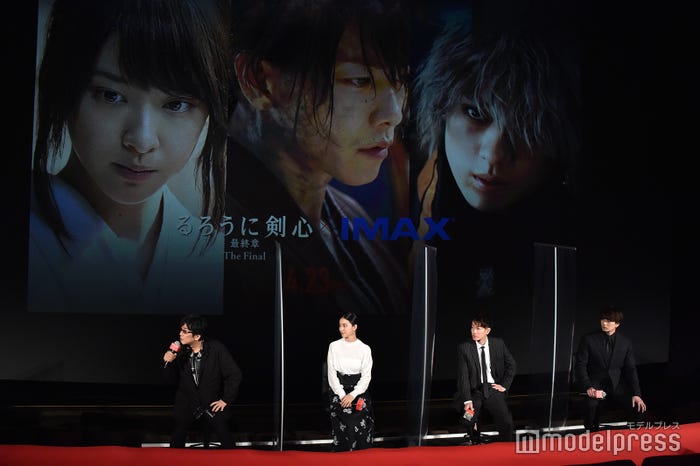 左から:大友啓史監督、武井咲、佐藤健、新田真剣佑 (C)モデルプレス