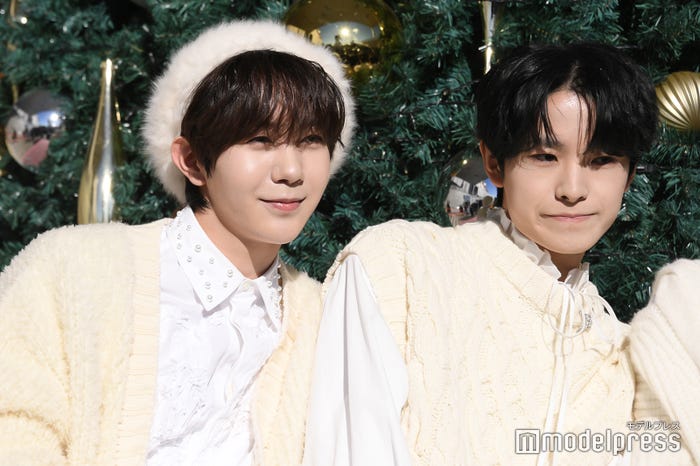 ぎゅっと寄るリクエストに応えるリョウ、ユウシ(C)モデルプレス