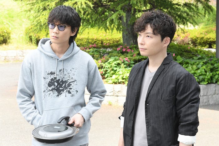 綾野剛、星野源/「MIU404」第5話より(C)TBS
