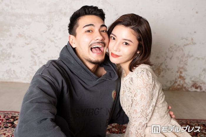 島袋聖南、夫・石倉ノアとクリスマスデート 密着ショットに「美男美女」「素敵な夫婦」の声