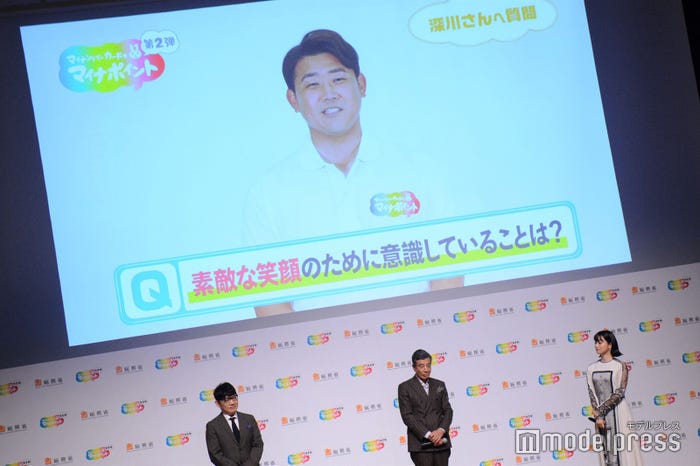 松坂大輔のメッセージVTRを見る飯尾和樹、舘ひろし、深川麻衣(C)モデルプレス