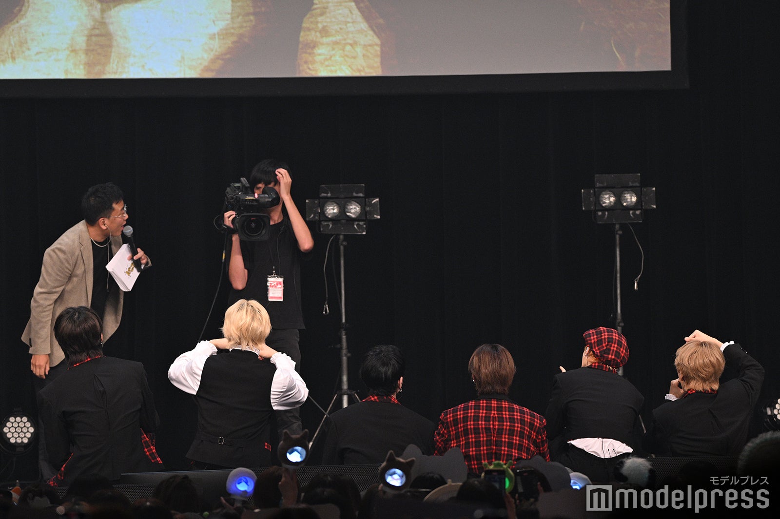 ONEDOORと写真を撮るBOYNEXTDOOR（C）モデルプレス