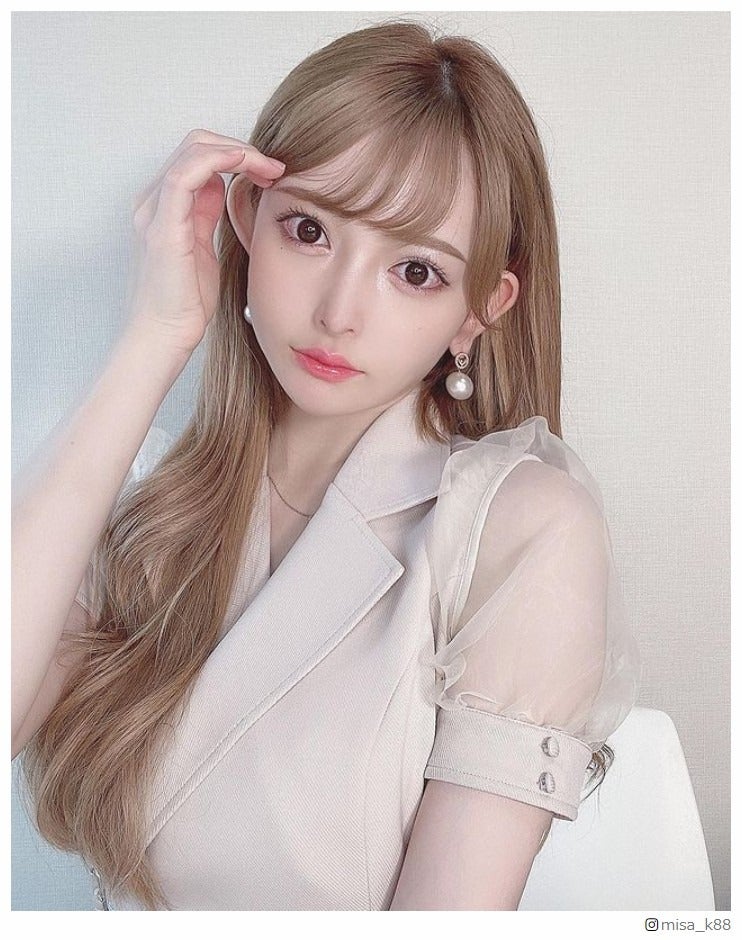 結婚＆出産報告の黒崎みさ、一卵性双子との“加工なしショット”公開「顔が強い」「全員可愛い」の声